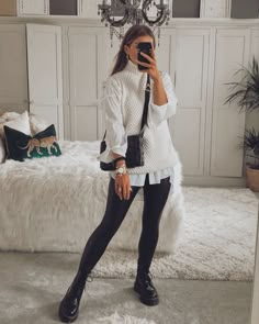 Formas de usar tus bolsos este invierno Trendy Outfits With Leggings, Sweater Vest Outfit, Doc Martens Outfit, Mode Tips, Legging Outfits, Vest Outfits, Mode Inspo