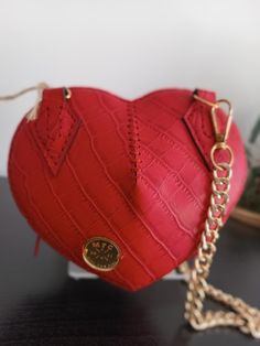 Heart hanging bag in red engraved leather. Measurements 18 x 15 x 10 cm. Made entirely by hand. Valentine's Day Gift Crossbody Shoulder Bag, Red Textured Leather Crossbody Shoulder Bag, Luxury Red Textured Leather Shoulder Bag, Luxury Heart-shaped Shoulder Bag With Detachable Strap, Valentine's Day Shoulder Bag With Removable Pouch, Valentine's Day Gift Shoulder Bag, Heart-shaped Valentine's Day Gift Bag, Red Textured Leather Top Handle Shoulder Bag, Red Bag With Removable Pouch For Valentine's Day