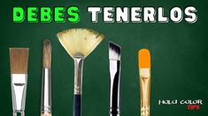 there are many different types of brushes on the blackboard with words debes tenerilos