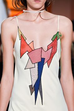 Christopher Kane at London Spring 2016 (Details) Detail Couture, Pop Art Fashion, Mode Tips, Geometric Fashion, Fashion Design Patterns, London Spring, Colour Blocking, Christopher Kane, Fashion Weeks