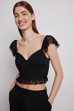 This top is made of lace and satin and features underwired cups, a corset design, frilled shoulder straps in lace, a smocked back and a frilled bottom hem edge in lace. Corset Top Black, Corset Design, Black Sleeveless Top, Sleeveless Tops, Corset Top, Lace Sleeves, Na Kd, No Frills, Shoulder Straps