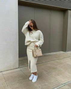 um look para ir a igreja Comfy Yet Stylish Outfits, Casual Outfit With Joggers, Gray Knit Skirt Outfit, Bissness Woman Outfit, Smart Casual Work Outfit Skirt, Pentecostal Outfits Winter, Sunday Outfit Ideas Church, Sunday Service Outfit, Chic Modest Outfits