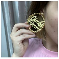 Estos aretes de aro retorcidos de oro de 18 quilates personalizados son el regalo perfecto para ella, el Día de San Valentín, un regalo de cumpleaños, un regalo para su hija o un regalo de Navidad.




CÓMO HACER UN PEDIDO

Aplique el nombre o texto que desee para los aretes dentro de 10 caracteres como máximo. Elija la fuente para su texto y estilo entre nuestras imágenes fotográficas. 


Tamaños de aretes: 3 cm - 9 cm 


Disponibles en oro, plata y oro rosa




Por favor permita Nosotros 3 - 5 Personalized Hoop Earrings For Birthdays, Trendy Personalized Earrings For Birthday, Personalized Elegant Hoop Earrings As A Personalized Gift, Trendy Personalized Gold Hoop Earrings, Elegant Customizable Gold Hoop Earrings, Personalized Gold Earrings, Twisted Hoop Earrings, Name Earrings, Earring For Women