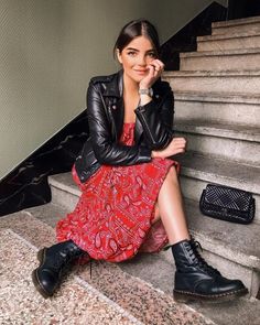 Transitional Fashion, Skirt Diy, Mode Boho, Winter Trends, Van Cleef Arpels, 가을 패션, Black Leather Jacket, Doc Martens