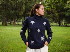 Custom Hand knitted sweater white-gray stars for woman -GLOVES https://studiohappytoys.etsy.com/listing/1092762490 -SQUIDS https://www.etsy.com/listing/1324726410/coraline-squid-plush-octopus White Winter Sweater With Star Print, White Star Print Winter Sweater, White Sweater With Star Print For Winter, Handmade Sweater Winter Gift, Handmade Sweater As Winter Gift, Coraline Squid, Squid Plush, Yarn Gifts, Custom Sweaters