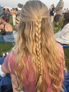 Sophie Mamma Mia Hair, Mamma Mia Hair Tutorial, Half Braid Half Down, Braided Half Up Half Down Hairstyles, Mama Mia Hairstyles, Half Up Half Down Hair Braid, Mama Mia Hair, Mamma Mia Hairstyles, Half Up With Braid