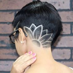 Flower Undercut, Shave Designs, Kort Pixie, Undercut Hair Designs, Shaved Designs, Undercut Long Hair, Undercut Designs