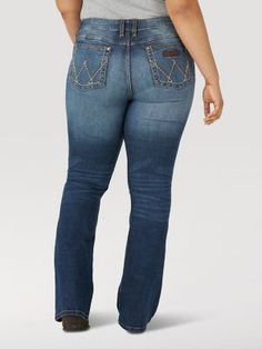 Retro Mid Rise Wrangler Retro® jeans are a new favorite. The Mae fit is known for its mid rise and curve hugging fit. Plus Size Wrangler Jeans, Women Wrangler Jeans, Plus Size Bootcut Jeans, Retro Jeans, Western Store, Western Clothing, Comfortable Jeans, Cowgirl Western, Wrangler Jeans