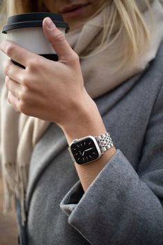 Watch Styling Women, Best Apple Watch Bands Women, Apple Watch Classy, Apple Watch On Women Wrist, Smart Watch Outfit, Apple Watch On Wrist, Apple Watch Aesthetic Bands, Best Apple Watch Faces, Apple Watch Styling