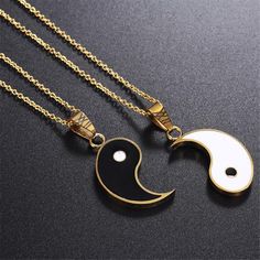 According to Chinese philosophy, the yin and yang represent light and shadow, complementary forces working together to create a beautiful balance. Share our Yin Yang Necklace for Couples with that special someone who completes you! Perfect Valentine's day gift!! Those who wear yin yang jewelry are brought not only positive energy but also good fortune and luck! Yin and Yang are not opposite but complementary in nature. *The Yin* Characteristics: Feminine, passive,intuitive,delusion,moon,dark,col Yin Yang Jewelry, Bonnie Und Clyde, Yin En Yang, Jin Jang, قلادات متدلية, Puzzle Piece Necklace, Yin Yang Necklace, Tas Mini, Bff Jewelry