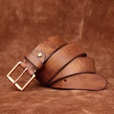 Add a touch of elegance and distinction to your outfit with the Nisha model leather belt. This premium-quality belt for women or men features a gold buckle and a full-grain leather strap that give it an unmistakable style. Choose fashion and comfort with the Nisha model belt! Brown Belt Buckles With Gold Buckle For Business, Classic Brown Belt Buckle With Gold Detail, Elegant Business Belts With Brass Buckle, Elegant Brown Belt With Gold Buckle, Leather Belt With Gold Buckle For Business, Business Leather Belt With Gold Buckle, Business Leather Belt Buckles With Gold Buckle, Elegant Brown Belt Buckles With Brass Buckle, Elegant Leather Belt With Gold Buckle