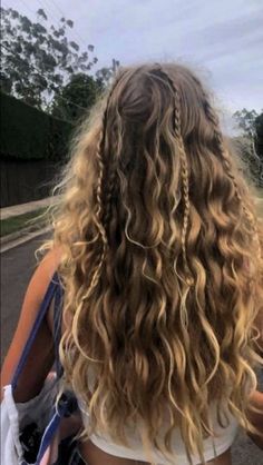 Discover the top 10 summer hairstyles that blend style and comfort. From breezy bobs to chic braids, find your perfect hot-weather look here. Curly Curtain Bangs Long, Rush Hairstyles, Summer Updo, Girly Hair, Bohemian Hair, Softball Hairstyles, Beachy Hair, Hippie Hair