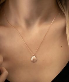 Elegant Shell-shaped Necklace For The Beach, Elegant Shell-shaped Clavicle Jewelry, Elegant Shell-shaped Necklace With Clavicle Chain, Elegant Yellow Gold Necklace For Beach, Elegant Yellow Gold Beach Necklace, Elegant Rose Gold Shell-shaped Jewelry, Elegant Shell-shaped Rose Gold Jewelry, Seashell Pendants, Beach Necklaces