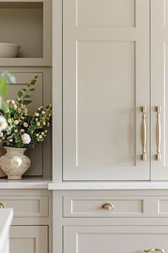 Find your perfect kitchen style with our 30+ beige kitchen cabinet ideas! Embrace the light, creamy tones that define modern farmhouse elegance. Discover color schemes that transform your space into a cozy, inviting haven. Kitchen Cabinet Style, Kitchen Projects Design, Unique Hardware, Cabinet Style, Perfect Kitchen, Cabinet Ideas