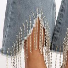 Description: Solid High Rise, Cropped, Slim Fit Jean With A 4-Fly Button With Stunning Rhinestone Fringe Detail Black American Eagle Jeans, Diy Denim Skirt, Jeans With Rhinestones, Denim Couture, Couture Jeans, Cropped Denim Pants, Diy Denim, Everlane Jeans, Bling Fashion