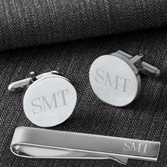 "Give the men in your wedding party a groomsmen gift they'll cherish forever with our personalized silver round cufflinks and tie clip set. The set is packaged in a sleek black gift box. We'll engrave with the custom initials of each groomsman. These monogrammed pieces are perfect for adding that custom touch to your wedding day details. - FREE SHIPPING - FREE PERSONALIZATION - RUSH ORDERS available - https://etsy.me/2XbpDlk - Stainless steel construction with gunmetal coating. - Each set arrive Silver Cufflinks Men, Groomsmen Cufflinks, Monogrammed Cufflinks, Der Gentleman, Engraved Cufflinks, Engraved Cuff, Custom Cufflinks, Groomsmen Gifts Personalized, Personalized Cufflinks