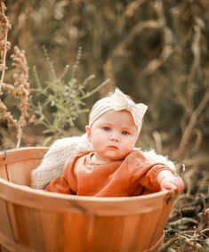 First Birthday Pictures Fall, Baby Apple Orchard Pictures, 9 Month Fall Photo Shoot, Baby Basket Photoshoot, Fall Photo Ideas For Babies, Fall Photoshoot Kids Mini Sessions, Fall Photoshoot With Baby