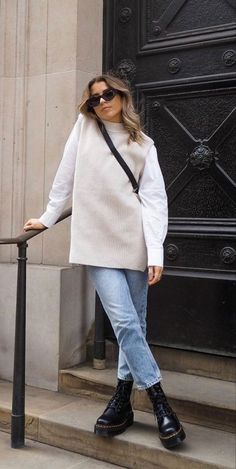 European Fall Street Style, Business Casual Outfits For Women Size 8, Coastal Fall Outfits 2023, Connecticut Casual Outfits, European Fashion Sneakers, Cute Bussines Casual Outfits, Size 12 Street Style, Cute Cold Outfits Aesthetic, Mid Size Scandinavian Fashion