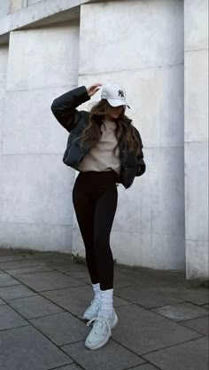 Cute Outfit Ideas With Black Leggings, Black Rain Boots Outfit Winter, Ootd Sporty, Relax Day Outfit, Baseball Hat Fall Outfit, Leggings Sporty Outfit, Fall Athleisure Outfits 2022, Airport Winter Outfit, Aesthetic Leggings Outfit