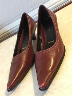 Vintage AMALFI ITALIAN Women's Brown 100% Leather Shoes with Low Pump Heels w Really Pointed Toes 6 1/2 B if you love designer shoes but hate designer prices take a look at these beautiful designer shoes. They look for their age! Size 6 1/2" B These items are in good used Vintage condition I don't know how old they are but from the look the must be between 1970's - 1980's Please review all pictures as they are part if my description. Also please remember that this is a Vintage high quality item, Classic Slip-on Court Shoes With 4-inch Heel, Office High Heel Leather Shoes With Branded Insole, Formal Leather Kitten Heels With 4-inch Heel, Formal Slip-on Court Shoes With 4-inch Heel, Leather Business Shoes With Padded Heel, Leather Kitten Heels With Padded Heel For Business, Business Leather High Heel Shoes Medium Width, Business Slip-on Court Shoes With Sculpted Heel, Business Court Shoes With Almond Toe And Branded Insole