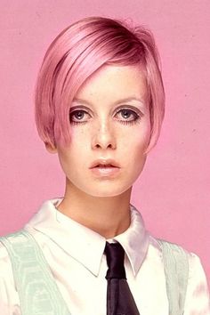 Twiggy. Pink hair. 1960's. I had a friend in school who looked alot like This photo of Twiggy. Twiggy Haircut, Twiggy 1960s, Mod Haircut, Twiggy Model, Twiggy Style, Twiggy Fashion