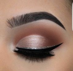 AA Make Up Mata, Eyeliner Color, Mekap Mata, Kadeřnické Trendy, Glitter Eyeliner, Beauty Make-up, Makijaż Smokey Eye, Makeup Hacks, Glitter Eyes