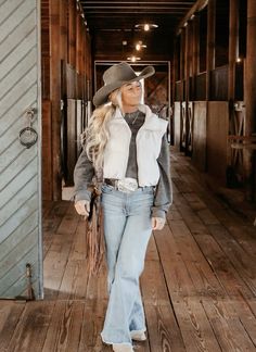 Country Female Outfits, Cute Western Outfits Women Fall, Casual Western Winter Outfits, Cute Cowgirl Outfits Winter, Vest Outfits Western, Rodeo Outfits Cold Weather, Western Aesthetic Outfits Fall, Rodeo Outfit Aesthetic, Cowgirl Winter Outfits Western Wear