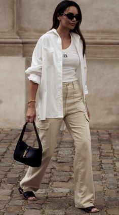 Camel Cargo Pants Outfit, Outfit Cargo Pants, Cream Cargo Pants Outfit, Copenhagen Fashion Week Street Style, Beige Cargo Pants, Pants Trend, Cream Cargo Pants, Cargo Outfit, White Cargo Pants