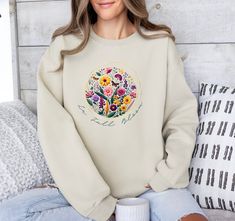 Our wildflower sweatshirt features a vibrant design of colorful wildflowers, bringing a fresh and natural touch to your outfit with bright colors and intricate details. Ideal for nature lovers and anyone looking to add a hint of summer to their wardrobe. ♥ PRODUCTION TIME: 1-5 days (Usually 2-3 days) ♥ SHIPPING TIME: 2-5 days (Usually 3 days) ♥ PRODUCT DESCRIPTION: Unisex Heavy Blend™ Crewneck Sweatshirt, Gildan 18000 medium-heavy fabric blend of 50% cotton and 50% polyester (8.0 oz/yd² (271.25 Flower Shaped Relaxed Fit Sweatshirt For Fall, Relaxed Fit Flower Sweatshirt For Fall, Wildflower Sweatshirt, Colorful Wildflowers, Meadow Garden, Wildflower Meadow, Boho Flowers, Cozy Sweatshirts, Nature Lover