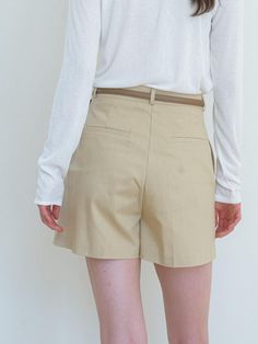 This is a feminine and minimal pants by Laminez that is made out of high quality and sturdy material. With distinctive mood of the design and comfortable wear, you can style it for your refined daily outfit.- Sturdy cotton fabric and standard fit- Clean pin tuck detail- Modern and feminine mood Pin Tucks, Daily Outfits, Cotton Fabric, Sun, High Quality, Pants, Fabric, How To Wear, Design