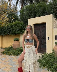 #style #outfits #coachella #festival Acl Outfits 2023, Festival Comfy Outfit, Vintage Festival Outfit, Osheaga Outfit, Acl Outfits Festivals, Comfy Festival Outfit, Coachella Outfit Aesthetic, Deltopia Outfit, Elle Outfits