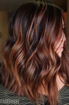 Root Beer Hair, Bob Panjang, Red Highlights In Brown Hair, Red Brown Hair Color, Beer For Hair, Mom Hair, Copper Balayage, Autumn Hair