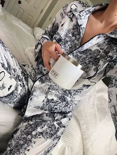 Silk Pijama Nightwear, Luxury Pajamas For Women, Satin Pajamas Outfit, Old Money Pajamas, Luxury Pijama, Satin Pajamas Aesthetic, Silk Pajamas Aesthetic, Classy Pajamas