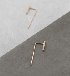 "These simple lines inspired rose gold ear jackets are simple but so elegant, designed with a thin square bar soldered to a long post going through the lobe. An easy wear pair of earrings that will add a unique touch to any outfit. Available in Rose gold fill over sterling silver (5 micrometers of gold) or Sterling silver. Both polished shiny finished. Bar > 1,5 x 1,5 mm / long 11mm Post of 20 gauge wire // 0,8 mm diameter This listing is for one pair of earrings. ------ HIGH QUALITY We creat Minimalist Silver Jewelry, Minimalist Jewelry Silver, Gold Ear Jacket, Modern Silver Jewelry, Silver Jewelry Diy, German Silver Jewelry, Silver Jewellery Indian, Silver Jewelry Necklace, Silver Jewellery Sets