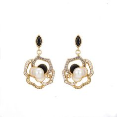 Boucles d'oreilles pendantes rétro élégantes de luxe camélia   Caractéristiques du produit  Le designer utilise le camélia comme élément de design, le métal met en valeur le contour des pétales, représente l'émail et embellit les diamants en cristal autrichien pour créer des clous d'oreilles en camélia tridimensionnels et élégants. Informations sur le produit Matériau : argent sterling ; Gemme; Plaqué or; Perle naturelle  Couleur :Blanc  Sexe applicable :Femme Chanel Camellia, Styl Retro, Dangling Earrings, Pearl Color, Austrian Crystal, Diamond Crystal, Natural Pearls, Ear Studs, Design Element