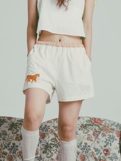 Shorts in soft cotton fabric. Elasticized waistband and diagonal side pockets.- Short- Regular waist- Horse patch Short Cotton Bottoms With Patch Pockets, Cotton Short Pants With Patch Pockets, Beige Cotton Short Length Pants, Spring Cotton Shorts With Patch Pockets, Beige Cotton Shorts For Loungewear, High-waisted Cotton Shorts With Hip Pockets, White Summer Bottoms With Patch Pockets, Cotton High-waisted Shorts For Loungewear, Cotton Bottoms With Hip Pockets