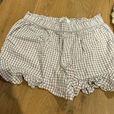 Never Worn Sz S So Cute And Comfortable Summer Plaid Bottoms With Ruffles, Casual Ruffled Bottoms For Picnic, Summer Gingham Bottoms With Ruffles, Gingham Shorts For Spring Daywear, Chic Plaid Ruffled Bottoms, Spring Gingham Shorts For Daywear, Casual Gingham Shorts With Ruffles, White Summer Shorts For Picnic, Cute Gingham Shorts For Spring