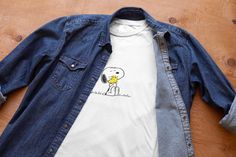 T-shirt câlin Snoopy et Woodstock Orné d'un motif Snoopy simple mais emblématique, ce t-shirt est parfait pour les fans de la série Peanuts qui apprécient le style subtil. Fabriquée dans un tissu en coton doux de qualité supérieure, cette chemise offre une coupe confortable pour un usage quotidien. Que vous vous détendiez à la maison ou avec des amis, ce t-shirt Snoopy ajoute une touche de nostalgie classique et de plaisir à votre garde-robe. Personnalisation disponible. Cabas en toile assorti d Snoopy Und Woodstock, Hug Gifts, Snoopy Woodstock, Cartoon T Shirt, Snoopy And Woodstock, Cartoon T Shirts, Transfer Vinyl, Baby Size, Handmade Design