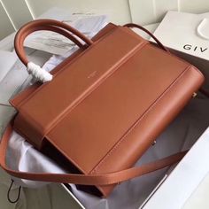 Givenchy Horizon plain smooth leather double handles and long shoulder straps with customized gold-plated hardware accessories, built-in activity handbag, detachable and super practical.

Size: 27*24*11 Givenchy Antigona, Lv Belt, Lv Purse, Lv Shoes, Lv Wallet, Lv Handbags, Purple Bags, Green Bag, Black Handbags