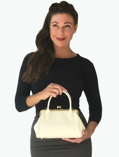 Elegant Cream White Handbag - Perfect for Weddings & Evening Events This sophisticated cream white handbag is ideal for special occasions like weddings or evening events. It can be worn as a handbag or a shoulder bag, thanks to the removable, adjustable strap. Inside, you'll find a practical zippered pocket and a spacious main compartment. Material: Genuine cowhide leather with a durable, easy-care Palmellato finish Features: 2 sturdy handles (approx. 11.4 inches) Removable, adjustable strap (ma Classic Beige Clutch Bag, White Clutch Box Bag With Top Carry Handle, Classic Cream Tote Box Bag, Cream Evening Shoulder Bag, Chic Cream Box Bag With Detachable Handle, Cream Box Bag With Detachable Handle, Cream Rectangular Evening Bag With Detachable Strap, Rectangular Cream Evening Bag With Detachable Strap, Feminine Beige Evening Bag For Formal Occasions