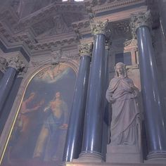 a statue in the middle of some pillars