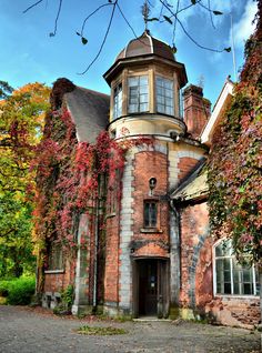 an old brick building with ivy growing on it