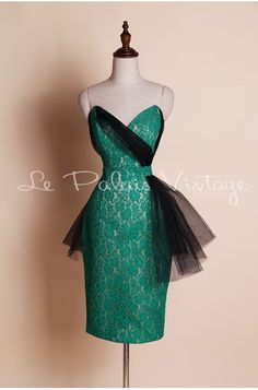 Vintage Prom Dress With Sweetheart Neckline, Vintage Dress With Corset Back And Sweetheart Neckline, Vintage Sweetheart Neckline Prom Dresses, Fitted Green Dress With Lace Bodice, Green Lace Dress With Fitted Bodice, Retro Spaghetti Strap Party Dress, Retro Party Dress With Lace Trim, Chic Green Lace Dress, Elegant Strapless Dresses For Vintage Events