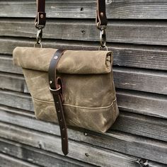 Deze dagtas/tas is je perfecte metgezel voor de dagen waarop je slechts een paar essentiële spullen mee hoeft te nemen. De dagrugzak is gemaakt van zwaar gewaxte filterkeperstof in ranger tan, met rol om de bovenkant te sluiten, met drukknoop- en riemsluiting. Gemaakt met een dubbellaagse bodem, voor extra duurzaamheid en sterkte. Telefoonvak aan de achterkant sluit met de buidelknop. Met verstelbare en afneembare schouderband van plantaardig gelooid leer Volledig gevoerd met een katoenen doek D Waxed Canvas Bag With Double Handle, Waxed Canvas Bag For On-the-go, Waxed Canvas Bags With Leather Trim For On-the-go, On-the-go Waxed Canvas Shoulder Bag With Leather Trim, On-the-go Waxed Canvas Bag With Adjustable Strap, Kydex, Messenger Bags, Waxed Canvas, Day Bag