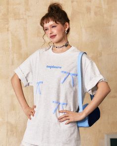 A short-sleeved T-shirt with a ribbon print that gives it a feminine impression.

The loose silhouette gives you a relaxed and comfortable fit.

The lightweight fabric is perfect for going out in the spring and summer seasons.
◾️Model
Height/Weight：160cm(63.7in)/42kg(92.5lb)
Fitting Size：M





Cm
(inches)

Length
Chest
Shoulder
Sleeve Length


S
70(27.5)
106(41.7)
46(18.1)
22(8.6)


M
72(28.3)
110(43.3)
48(18.8)
23(9.0)


L
74(29.1)
114(44.8)
50(19.6)
24(9.4)


XL
76(29.9)
118(46.4)
52(20.4)
25(9.8)


2XL
78(30.7)
122(48.0)
54(21.2)
26(10.2) Height And Weight, Summer Season, Kids Wear, Shoulder Sleeve, Going Out, Comfort Fit, Ribbon, Sleeve Length, Black And White