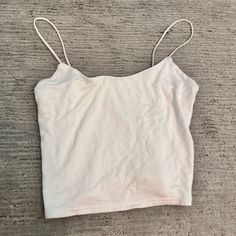 Never Worn Cute Basic White Seamless Summer Top, Solid Color Everyday Summer Crop Top, Everyday Solid Color Summer Crop Top, Basic Everyday Summer Crop Top, Basic Everyday Crop Top For Summer, Basic Summer Crop Top For Everyday, Simple White Crop Top For Summer, White Basic Crop Top For Summer, Basic White Crop Top For Summer