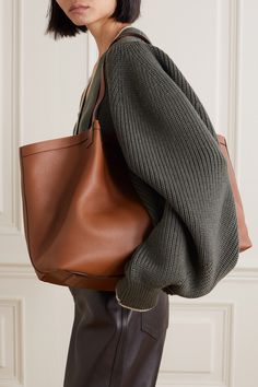 Serapian's 'Secret' tote is crafted from the label's signature 'Rugiada' leather - the Italian word for 'dew', it has a fine-grain texture that's supple but robust. It opens to reveal a spacious, suede-lined interior with two compartments and a zipped pocket, so there's plenty of room to keep your belongings organized. Luxury Tote Bags, Vegan Handbags, Trendy Handbags, Brown Tote, Vegan Bags, Iconic Bags, Big Bags, Designer Shoulder Bags, Large Tote