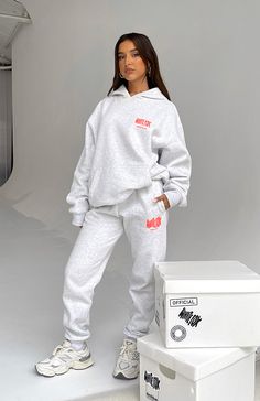 Nike Sweatpants Set, Outfit Sportwear, Sweats Outfits, Sweatsuit Outfits, Sweet Pants, Cute Sweats, Off White Hoodie, Cute Sweatpants, Sweat Sets