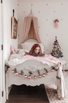 Christmas Decor Ideas For Bedroom, Decor Ideas For Bedroom, Bedroom Decoration Ideas, Christmas Room Decor Diy, Living Room Door, High Spirits, Christmas Atmosphere, Christmas Decorations Bedroom