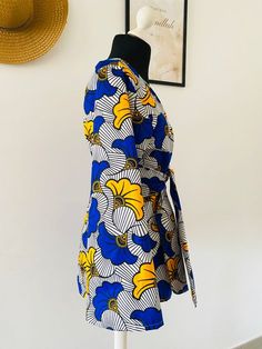 Défiez le statu quo dans cette veste kimono en wax unique! Avec ses imprimés fleuris, cette pièce audacieuse vous donne une sensation épique et la liberté de créer vos propres styles pour chaque occasion! Voyagez en mode audacieux et affirmez votre originalité! Nom; Kimono Koumbel Manches longues évasée Coupe ceintrée Veste Fournie avec ceinture Confectionné avec soin et passion Couleur et détails wax. 4 coloris disponibles Ankara Kimono, Gilet Kimono, Moda Kimono, Kimono Style Jacket, Mode Kimono, Chiffon Kimono, African Textiles, Mother Of Pearl Earrings